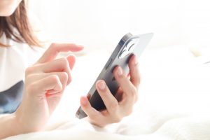 スマホを触る様子