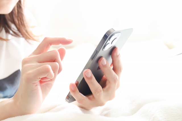 スマホを触る様子