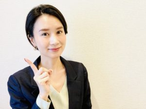 指さす女性