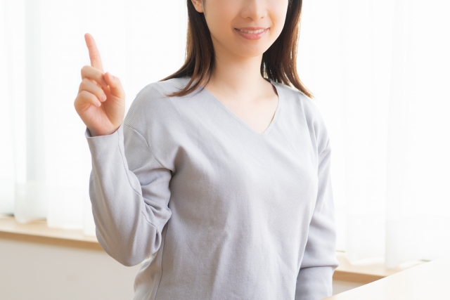 指さす女性