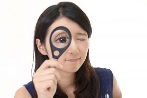 虫眼鏡で見る女性