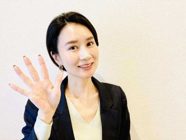 5を表示する女性