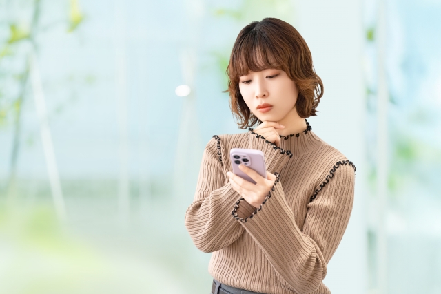 スマホを見る女性