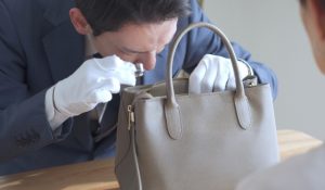 バッグの鑑定の様子